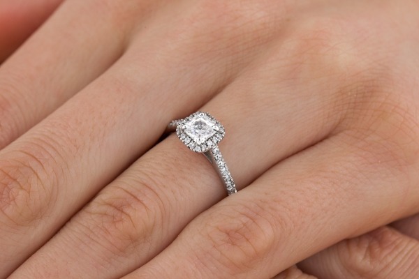 راهنمای خرید انگشتر طلا مناسب فرم دست عروس